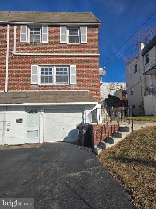 615 Linda Ln in Norristown, PA - Building Photo