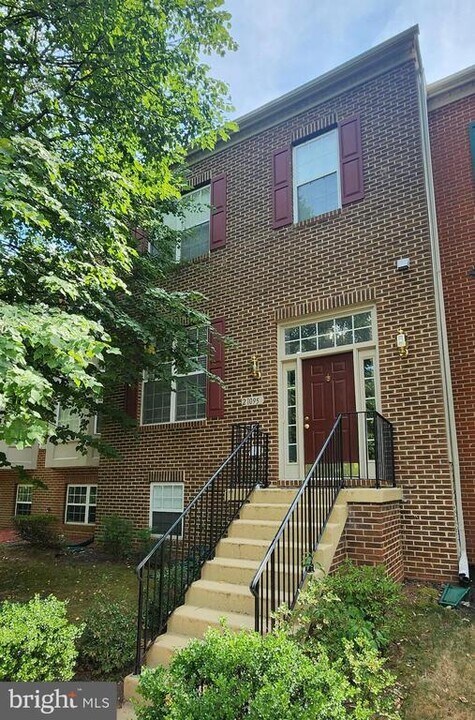 21095 Alberta Terrace in Sterling, VA - Building Photo
