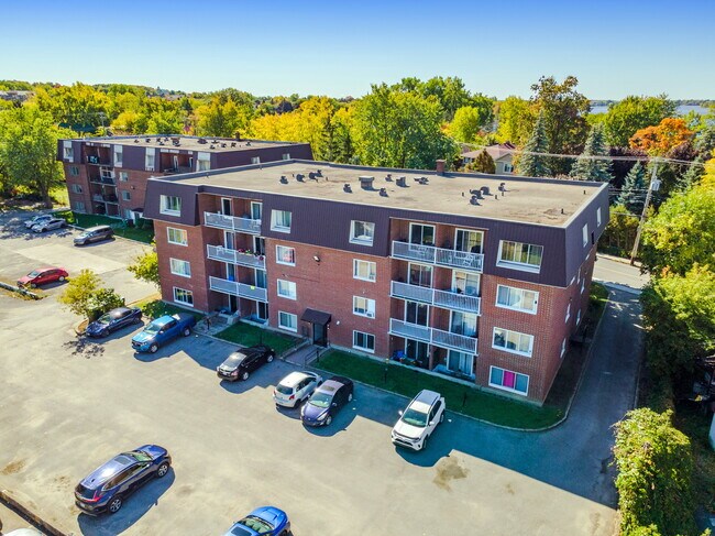 16440 Gouin Boul O in Montréal, QC - Building Photo - Building Photo
