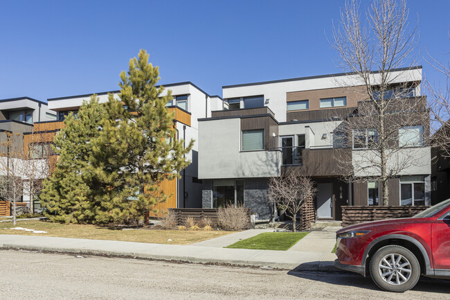 2138 28 Av SW in Calgary, AB - Building Photo - Building Photo