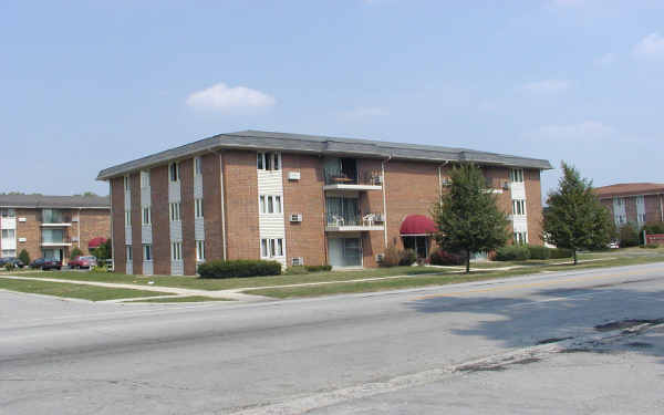 Islander Apartments in Blue Island, IL - Building Photo