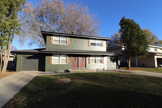 property at 802 N Hawthorne Dr