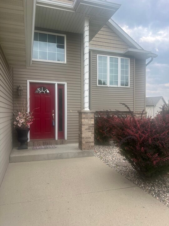 309 Grovebrook Ct in Mankato, MN - Building Photo