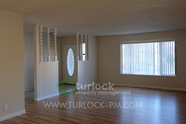 660 Hillsdale Dr in Turlock, CA - Building Photo - Building Photo