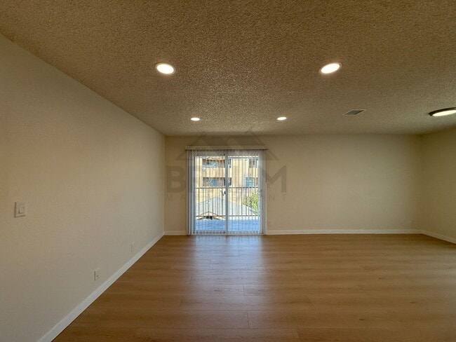 14801 Delano St, Unit 6