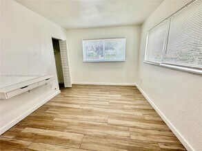 60 NW 42nd St in Miami, FL - Building Photo - Building Photo