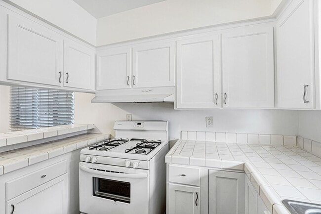 744 S.Windsor Blvd. - just south of Wilshire Blvd., Unit 05 in Los Angeles, CA - Foto de edificio - Building Photo