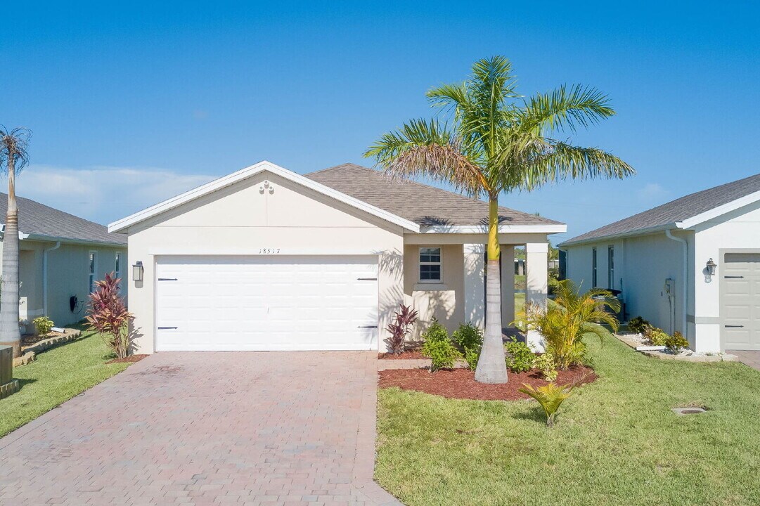 18517 Cronin Sand Ln in North Fort Myers, FL - Building Photo