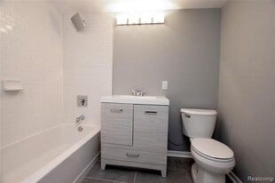 13318 Wenwood Dr, Unit 108 in Fenton, MI - Building Photo