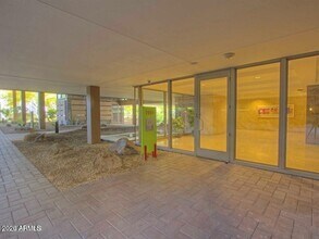 7117 E Rancho Vista Dr in Scottsdale, AZ - Building Photo - Building Photo