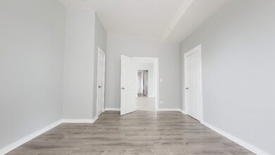 11 S Whipple St in Chicago, IL - Building Photo - Building Photo