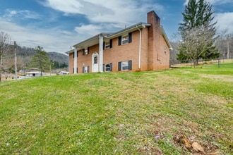 134 Howes Chapel Rd in Rogersville, TN - Foto de edificio - Building Photo