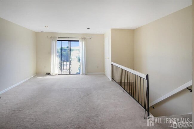 1220 N Oaks Blvd in North Brunswick, NJ - Building Photo - Building Photo