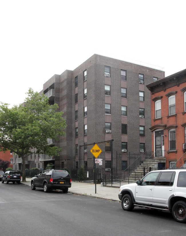 210 Kosciuszko St in Brooklyn, NY - Foto de edificio - Building Photo