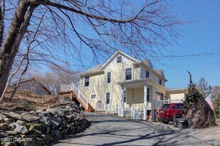 240 Pemberwick Rd in Greenwich, CT - Building Photo