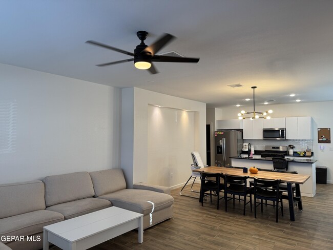 15148 Concentrate Ave in El Paso, TX - Building Photo - Building Photo