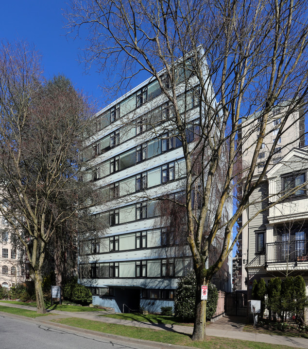 Skyline Apartments in Vancouver, BC - Building Photo