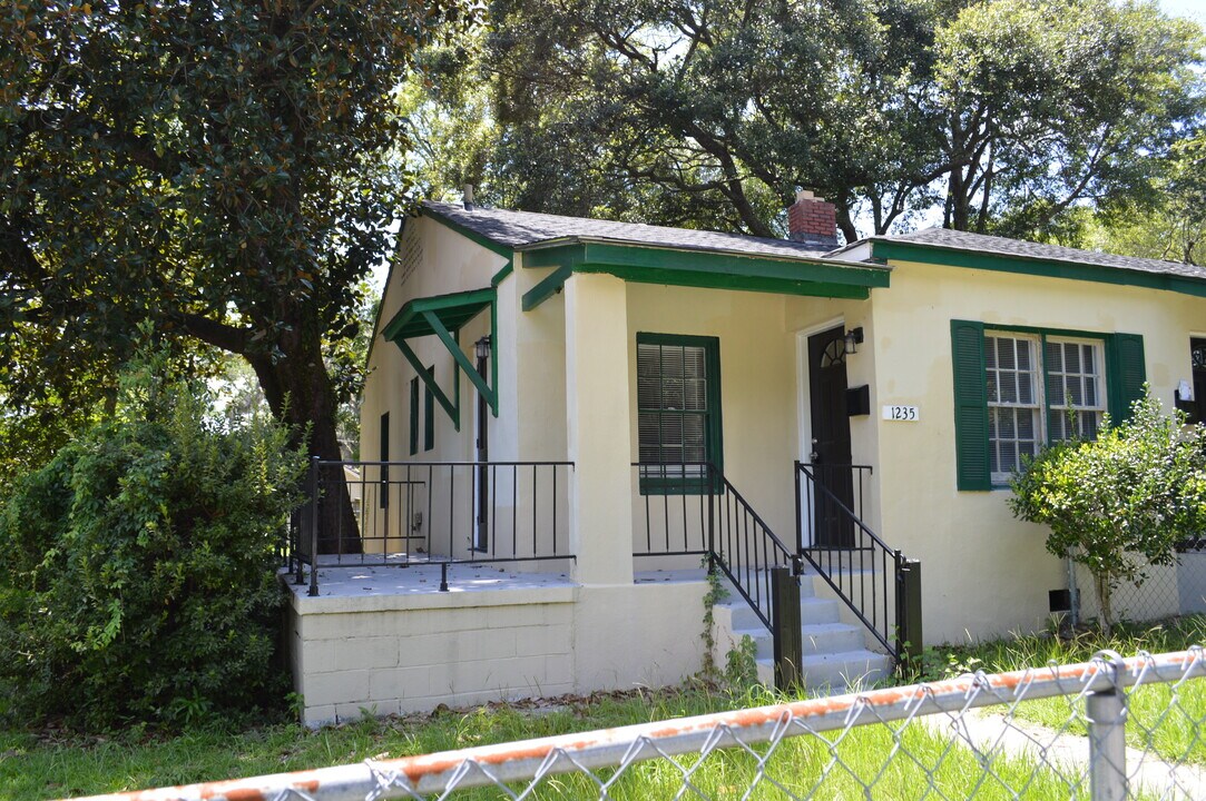 1235 E 55th St in Savannah, GA - Building Photo