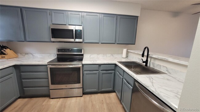 1818 S Quebec Way in Denver, CO - Foto de edificio - Building Photo