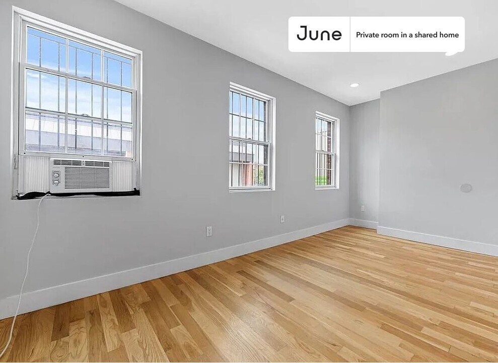 Private bedroom in 3 bed/1 bath Home in Brooklyn, NY - Building Photo
