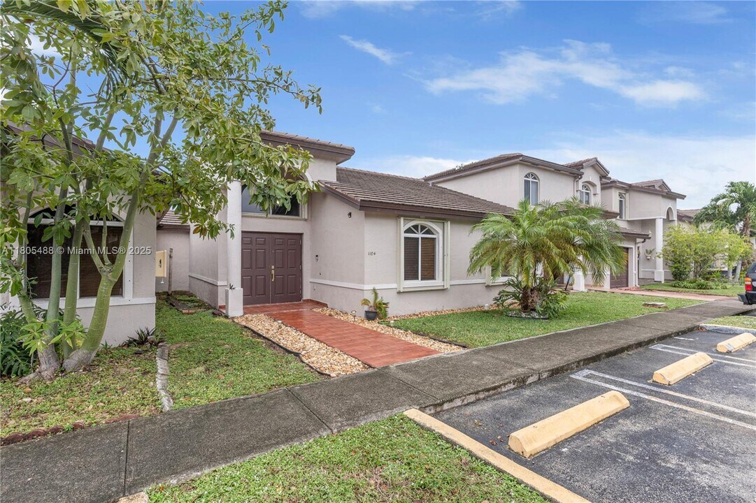 8433 NW 189th St in Hialeah, FL - Building Photo