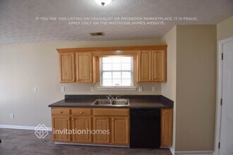 9586 Lakeview Cir in Union City, GA - Foto de edificio - Building Photo