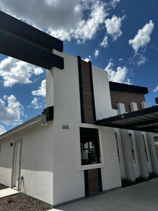 605 N Emerald Ave in Edinburg, TX - Building Photo