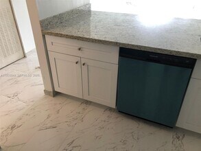 555 NE 123rd St in North Miami, FL - Foto de edificio - Building Photo