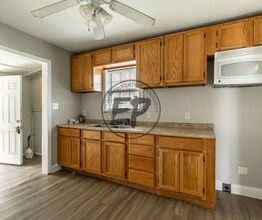 911 E Craven Ave in Lacy Lakeview, TX - Building Photo - Building Photo