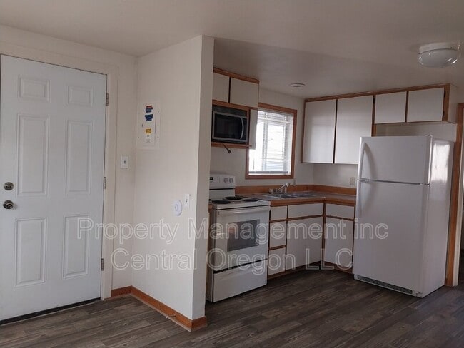 435 SE 9th St in Madras, OR - Building Photo - Building Photo