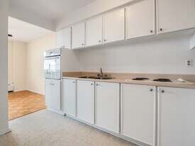 3801 Riverside Drive East in Windsor, ON - Building Photo