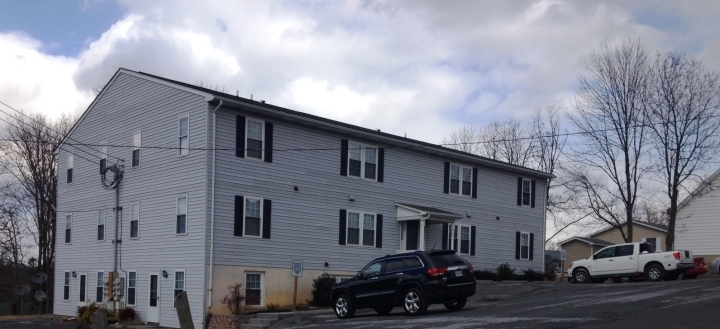 136 N Place Ln in Strasburg, VA - Foto de edificio