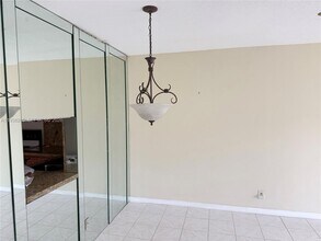 300 NE 14th Ave in Hallandale Beach, FL - Foto de edificio - Building Photo