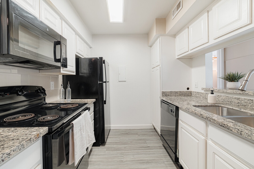 7120 Grand Blvd in Houston, TX - Building Photo