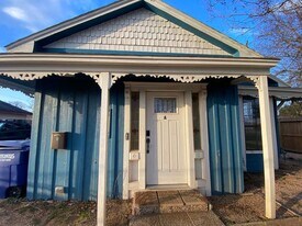 204 E Houston St in Highlands, TX - Building Photo