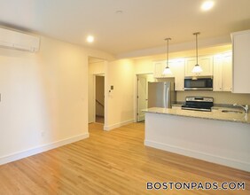 877 Beacon St, Unit 2 in Boston, MA - Foto de edificio - Building Photo