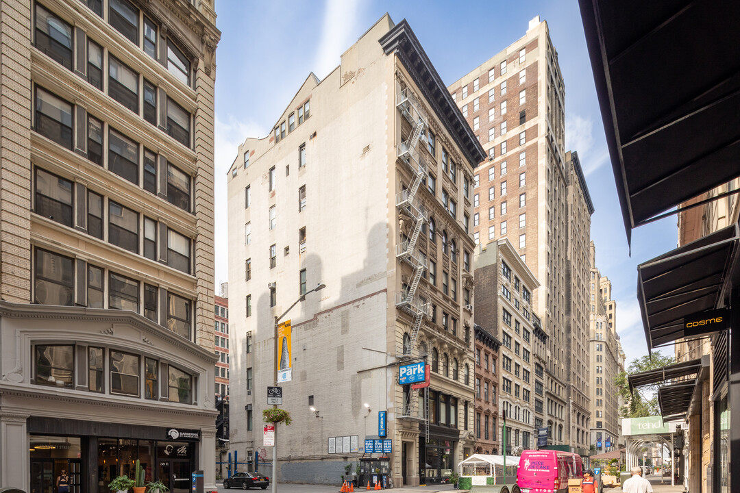 30 E 21st St in New York, NY - Building Photo