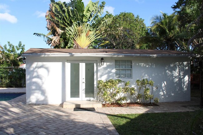 624 NE 205 Ter-Unit -Rear in Miami, FL - Building Photo - Building Photo