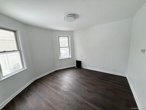 40 4th St in Valley Stream, NY - Building Photo - Building Photo