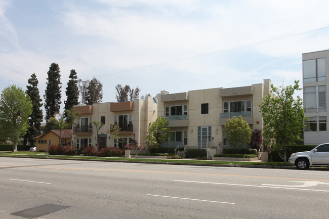 14212 Riverside Dr in Sherman Oaks, CA - Foto de edificio - Building Photo