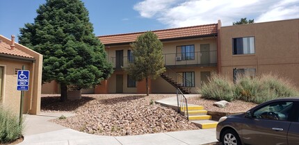 Peak 1465 in Colorado Springs, CO - Foto de edificio - Building Photo