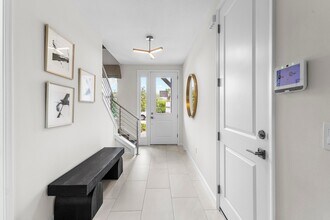 16171 Oakview Dr in Westlake, FL - Foto de edificio - Building Photo