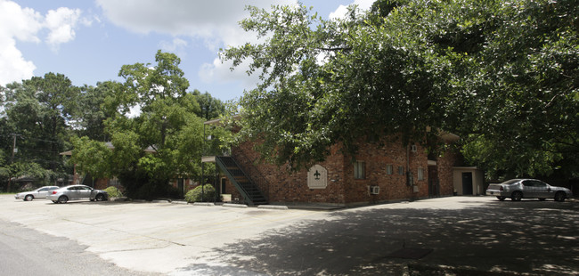 Howell Place Apartments in Baton Rouge, LA - Building Photo - Building Photo