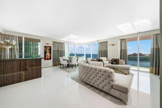 300 South Pointe Dr in Miami Beach, FL - Building Photo - Building Photo
