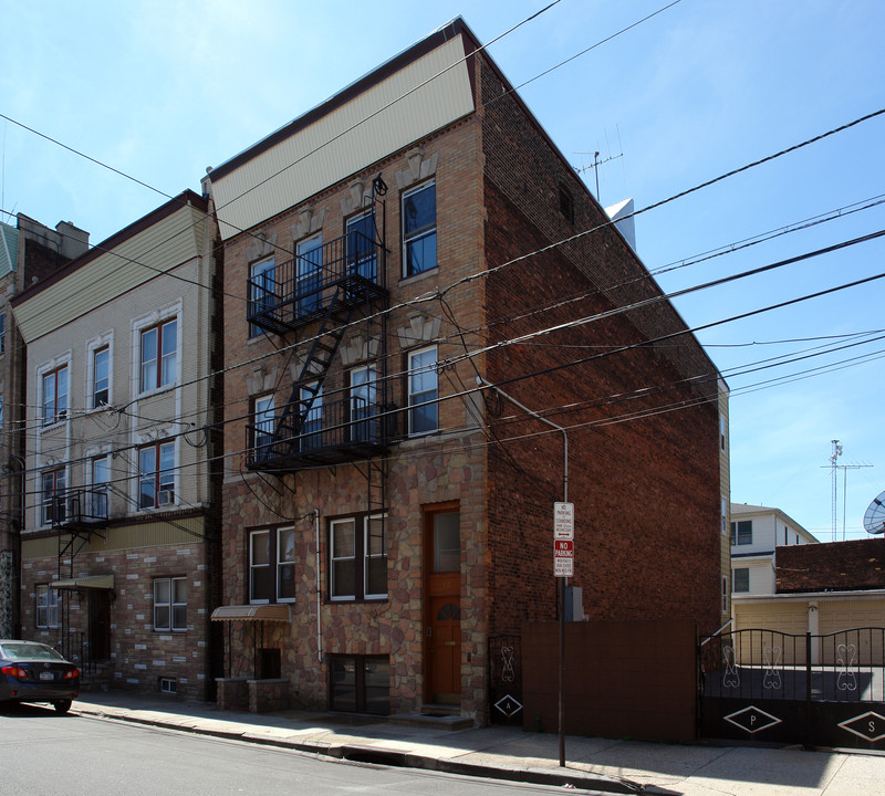 70 Nichols St in Newark, NJ - Building Photo