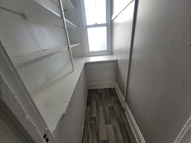 106-108 W Keefe Ave, Unit 4 in Milwaukee, WI - Building Photo - Building Photo