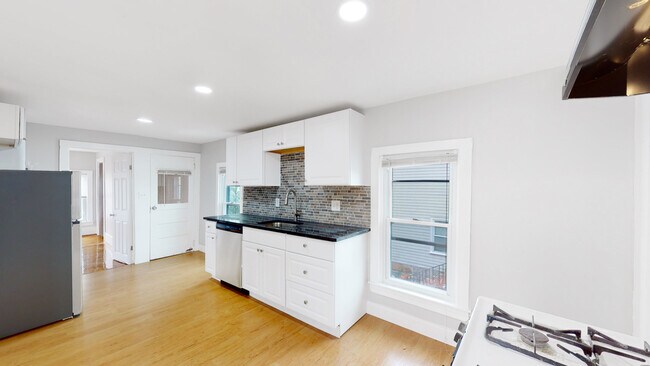 52 Newcomb St in Quincy, MA - Foto de edificio - Building Photo
