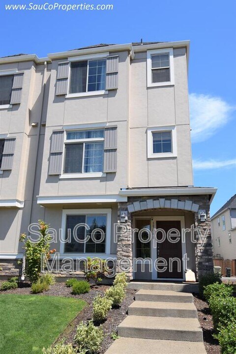 15088 NW Marianna St in Portland, OR - Building Photo