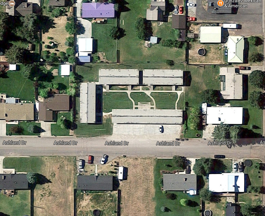 320 Ashland Dr-Unit -3 in Soda Springs, ID - Foto de edificio