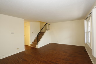 Squire Village Apartments in Elgin, IL - Building Photo - Interior Photo